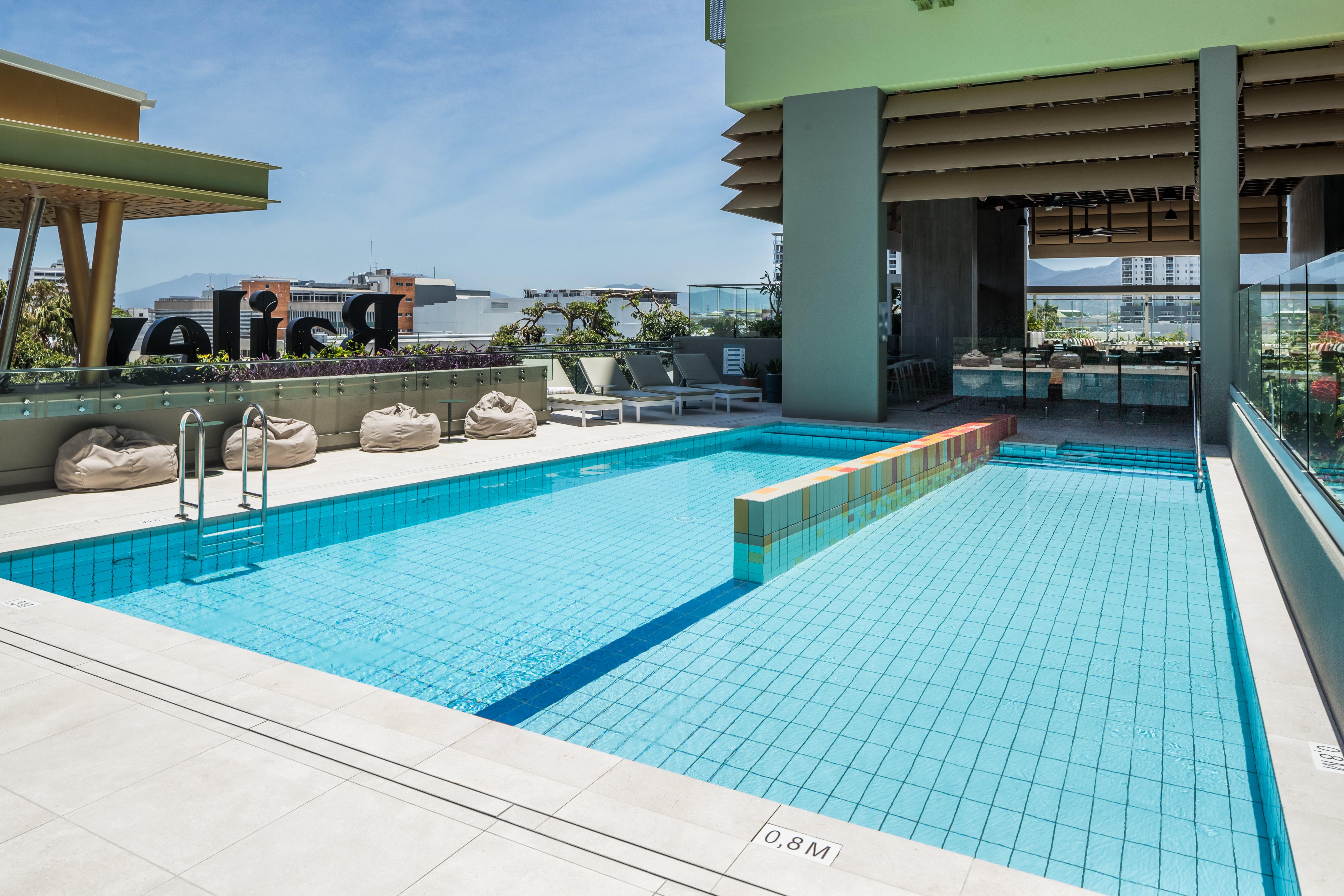 فندق Crystalbrook Bailey كيرنز المظهر الخارجي الصورة The rooftop pool at the hotel