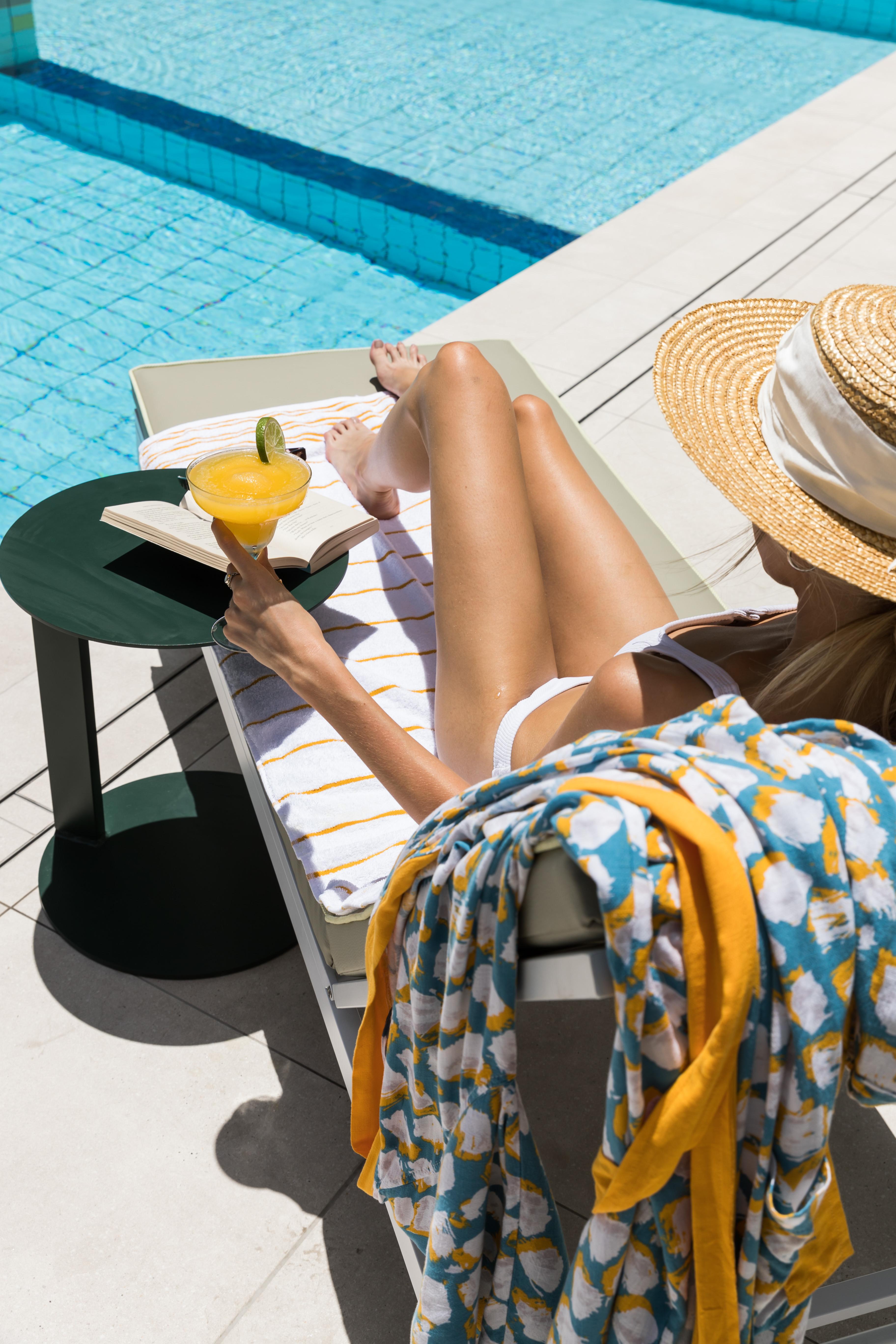 فندق Crystalbrook Bailey كيرنز المظهر الخارجي الصورة A woman sunbathing