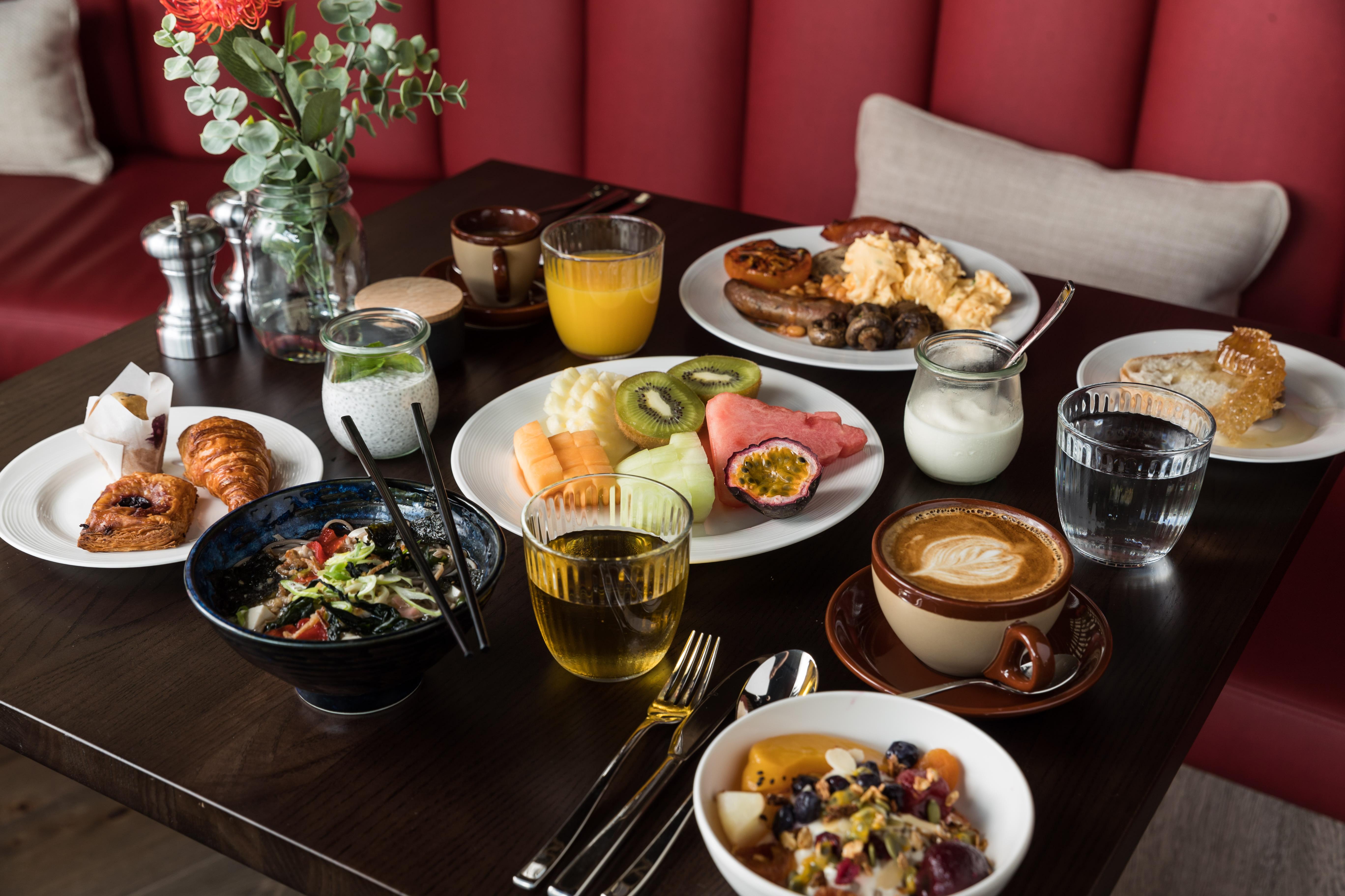 فندق Crystalbrook Bailey كيرنز المظهر الخارجي الصورة A breakfast table at the restaurant