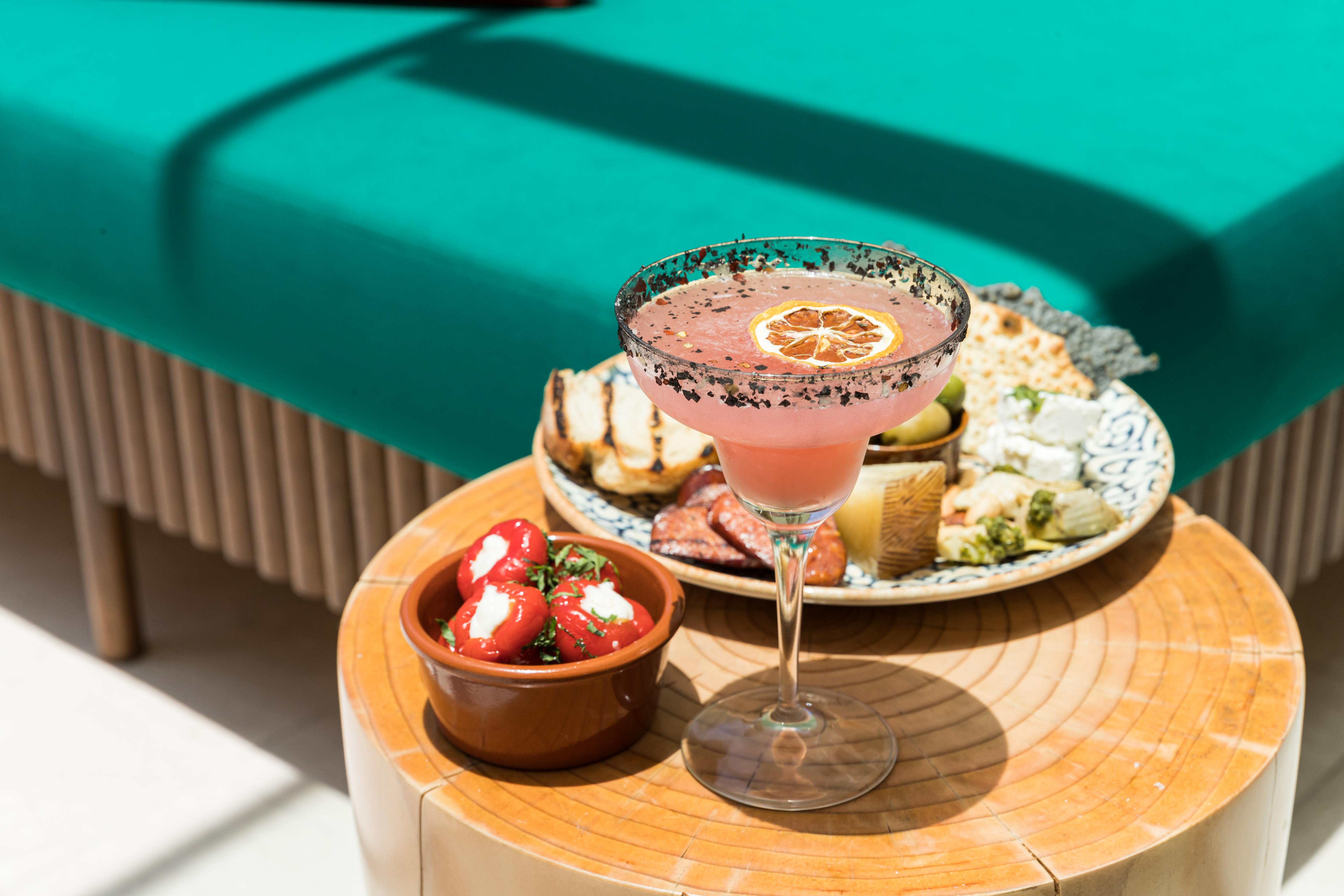 فندق Crystalbrook Bailey كيرنز المظهر الخارجي الصورة A cocktail at the bar