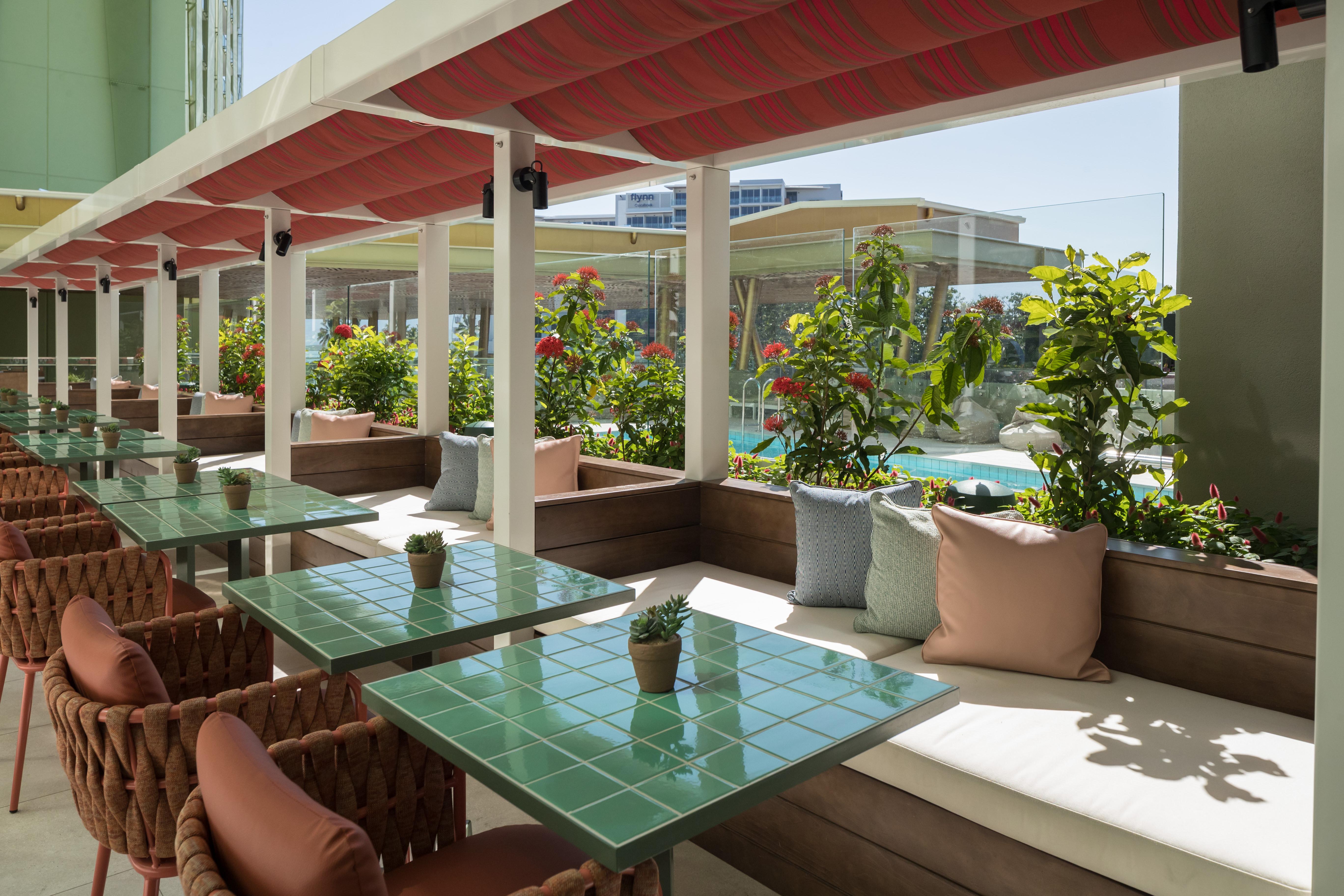 فندق Crystalbrook Bailey كيرنز المظهر الخارجي الصورة The rooftop pool at the hotel