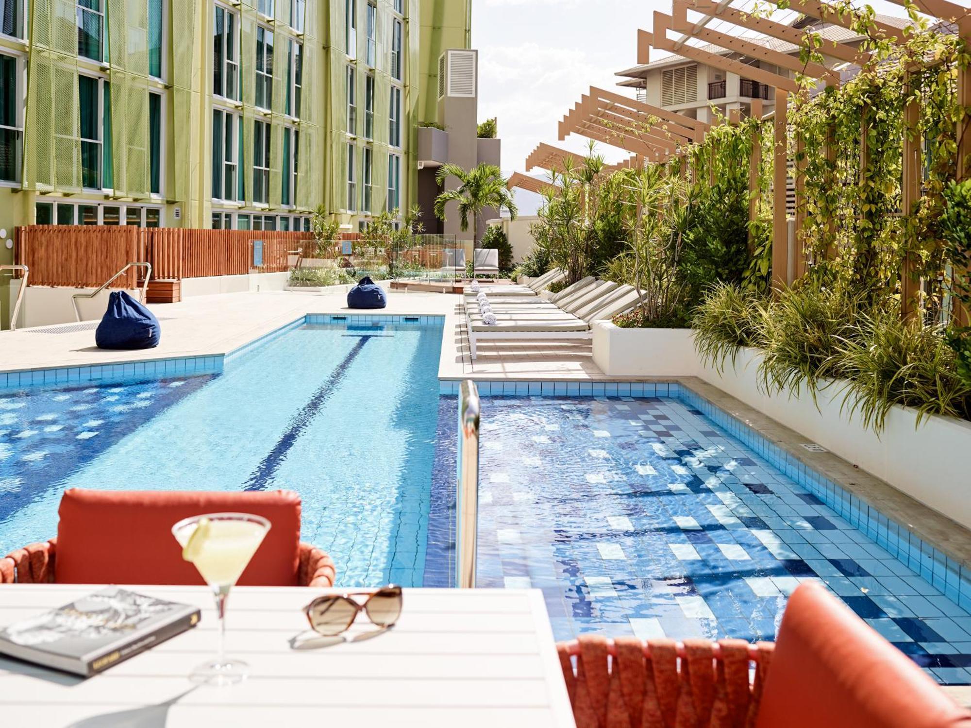 فندق Crystalbrook Bailey كيرنز المظهر الخارجي الصورة The pool at the hotel