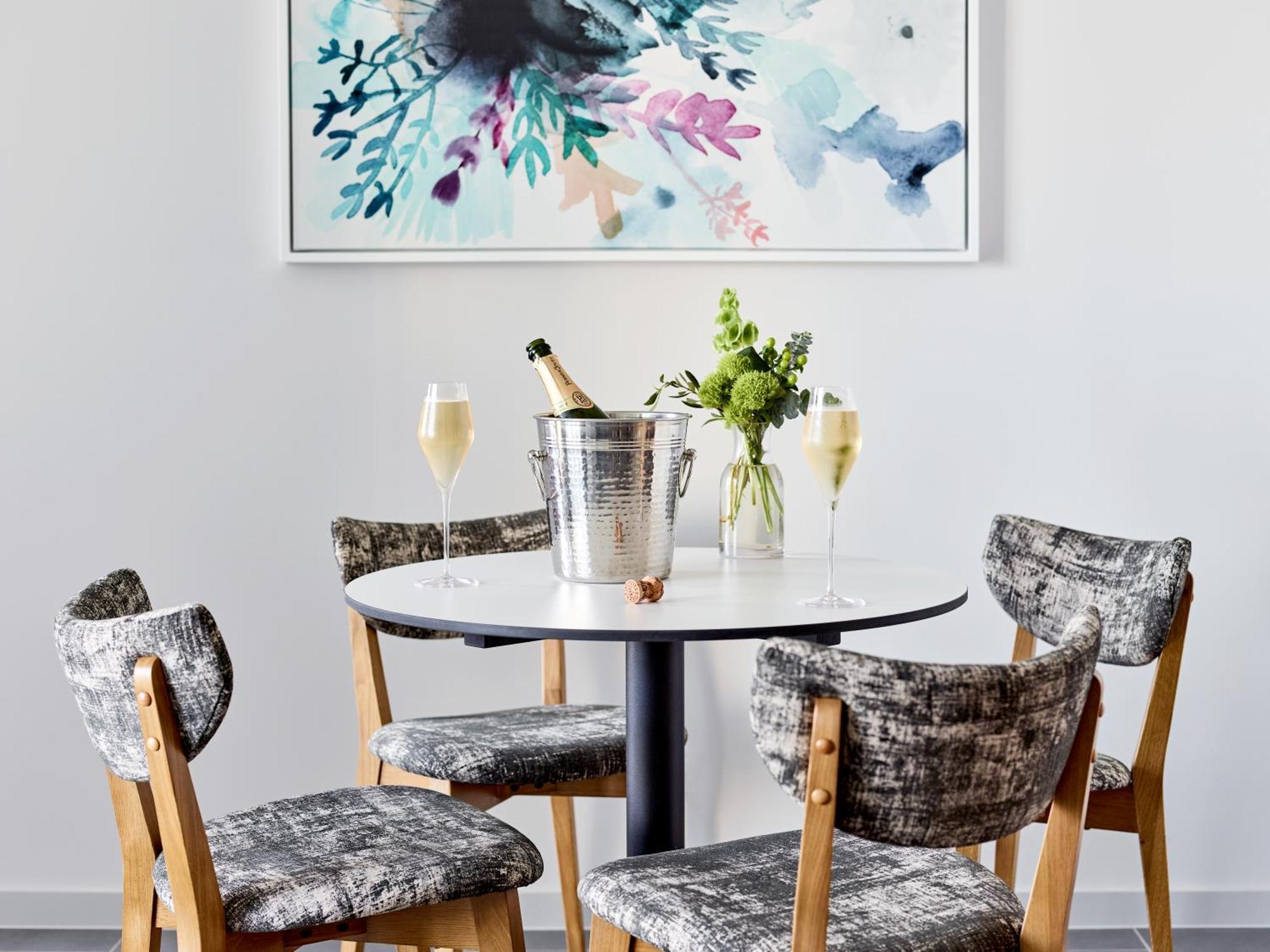 فندق Crystalbrook Bailey كيرنز المظهر الخارجي الصورة A dining room with a table and chairs