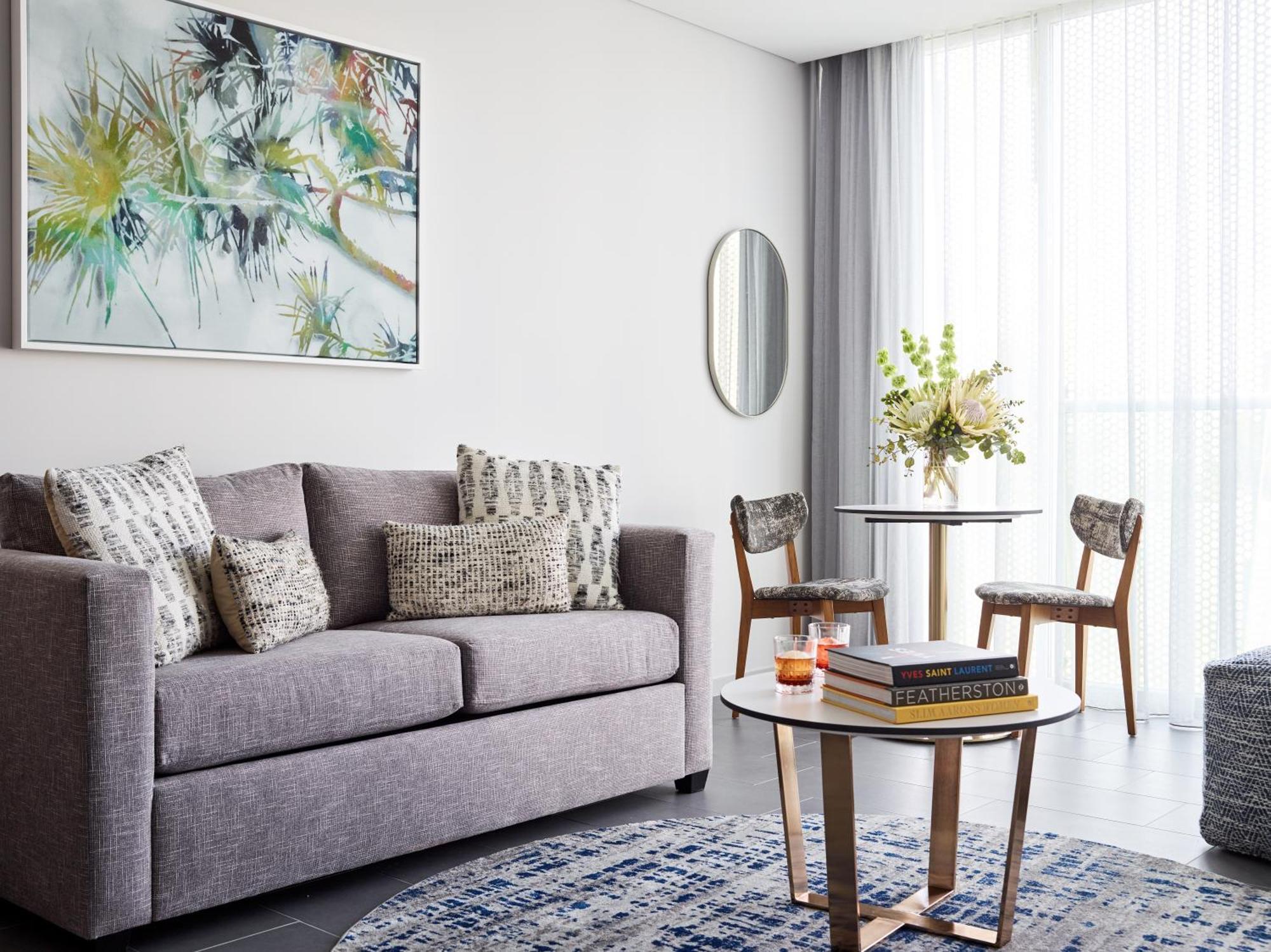فندق Crystalbrook Bailey كيرنز المظهر الخارجي الصورة A living room in a serviced apartment in Singapore