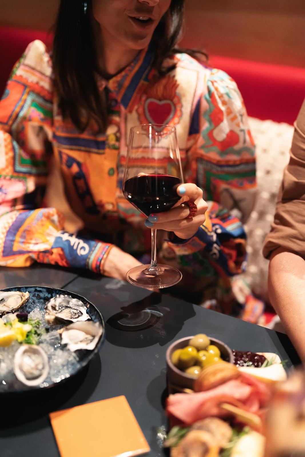 فندق Crystalbrook Bailey كيرنز المظهر الخارجي الصورة A glass of red wine