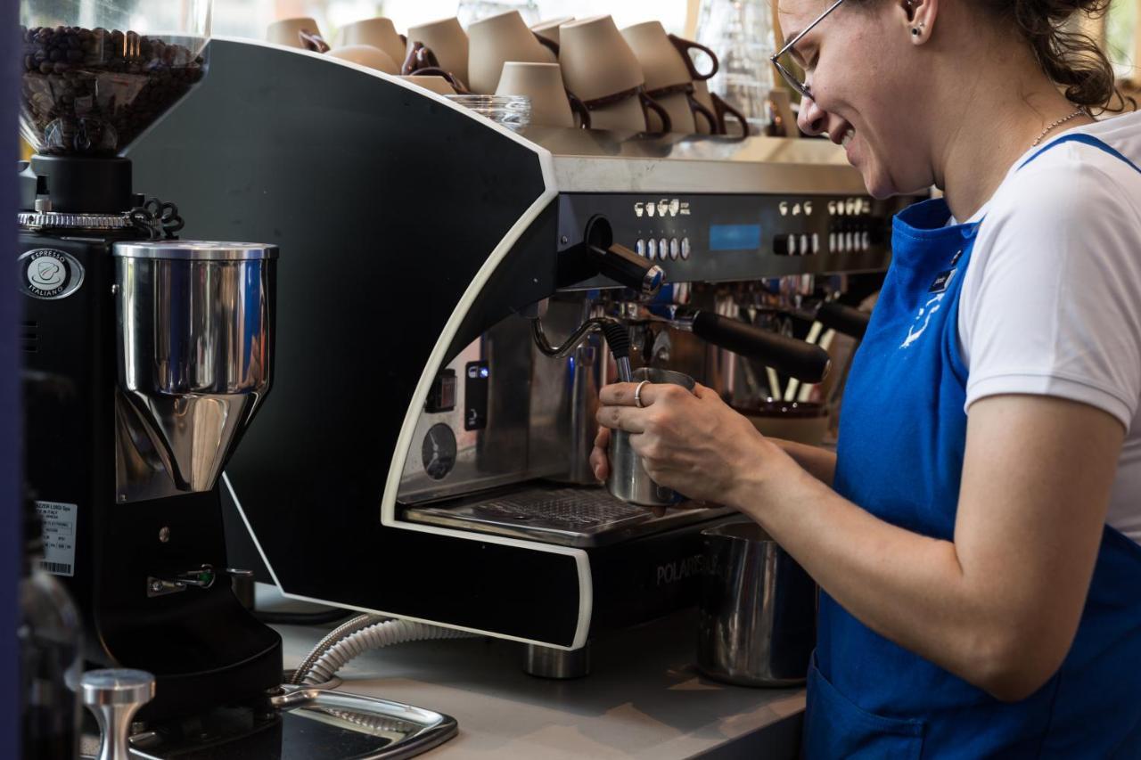 فندق Crystalbrook Bailey كيرنز المظهر الخارجي الصورة A barista making coffee